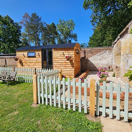 Gatwick Hideaway Hut Hotel Charlwood Kültér fotó