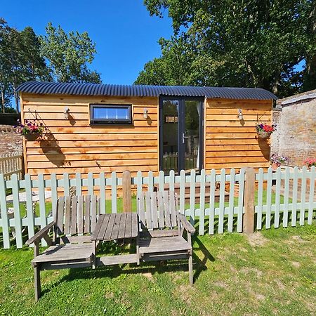 Gatwick Hideaway Hut Hotel Charlwood Kültér fotó