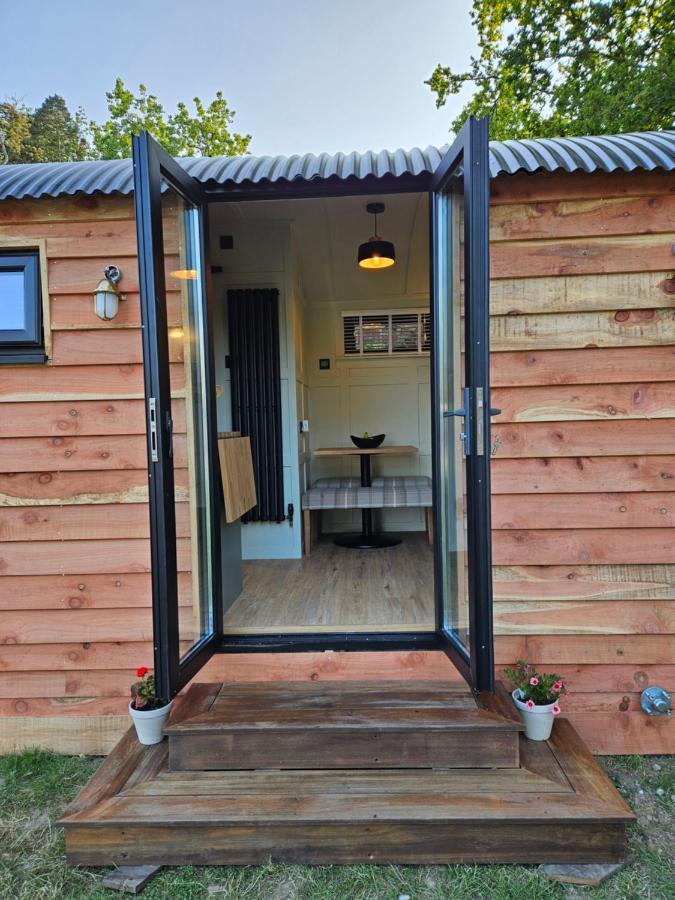 Gatwick Hideaway Hut Hotel Charlwood Kültér fotó