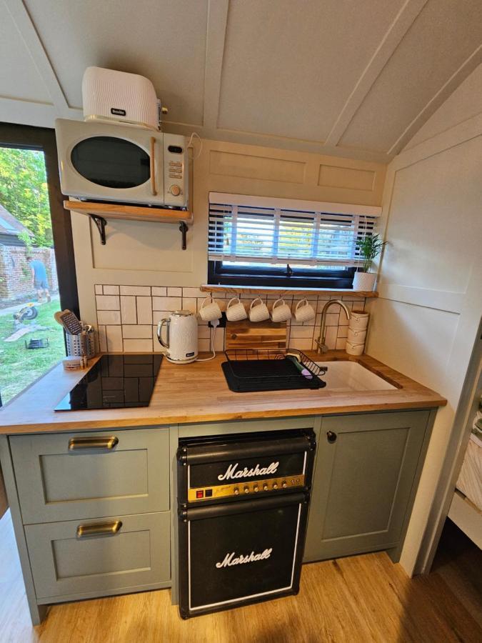 Gatwick Hideaway Hut Hotel Charlwood Kültér fotó