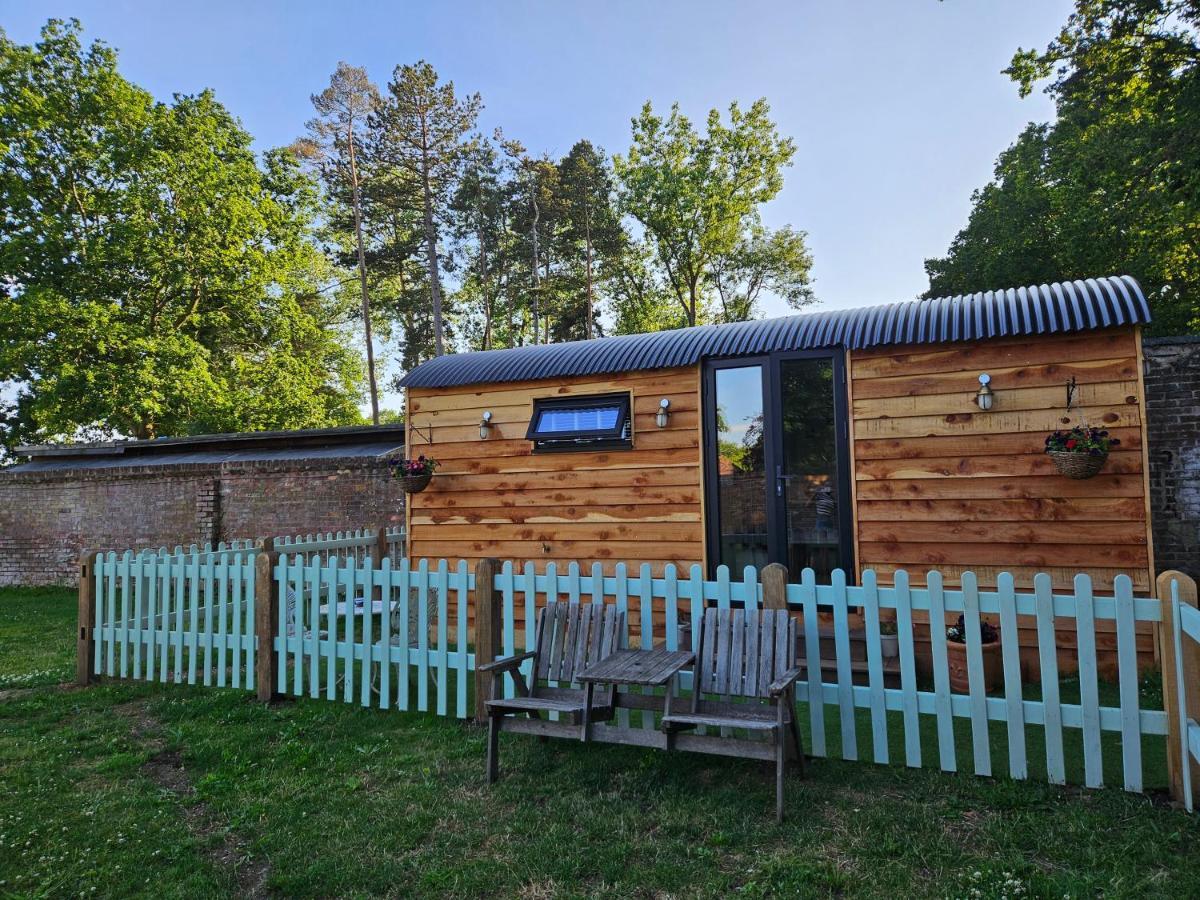 Gatwick Hideaway Hut Hotel Charlwood Kültér fotó