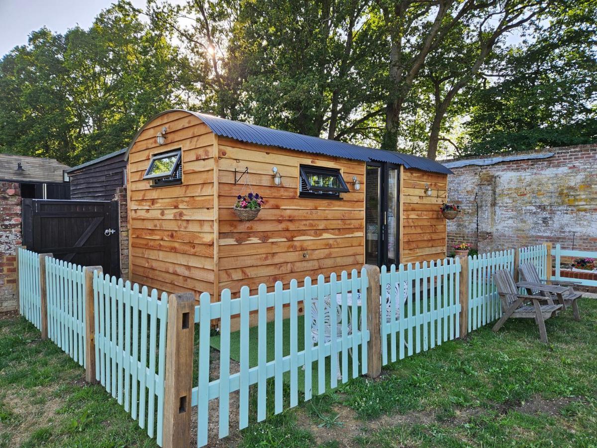 Gatwick Hideaway Hut Hotel Charlwood Kültér fotó