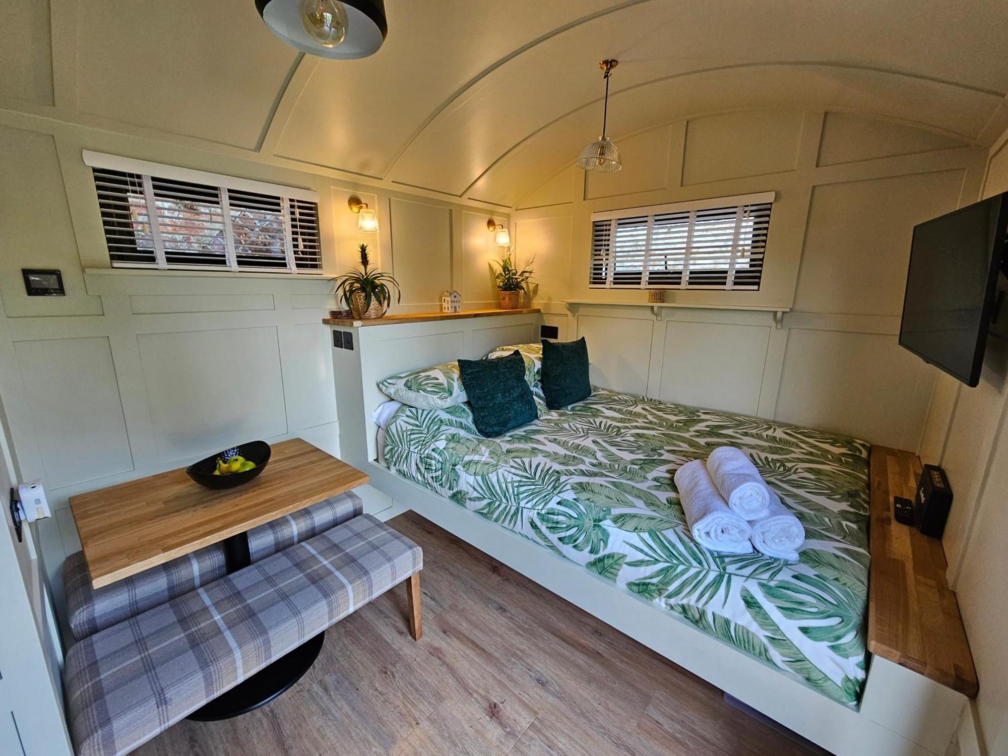 Gatwick Hideaway Hut Hotel Charlwood Kültér fotó