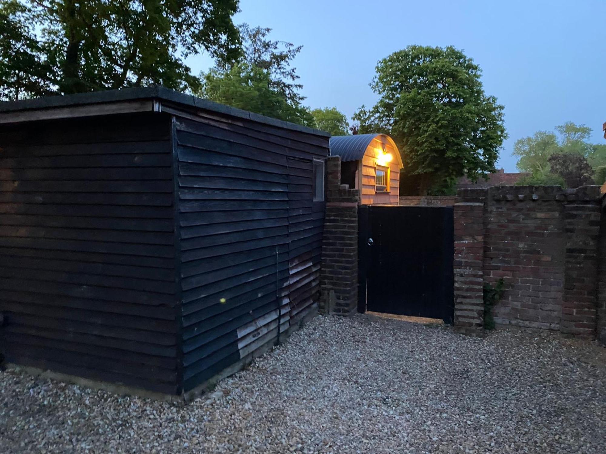 Gatwick Hideaway Hut Hotel Charlwood Kültér fotó