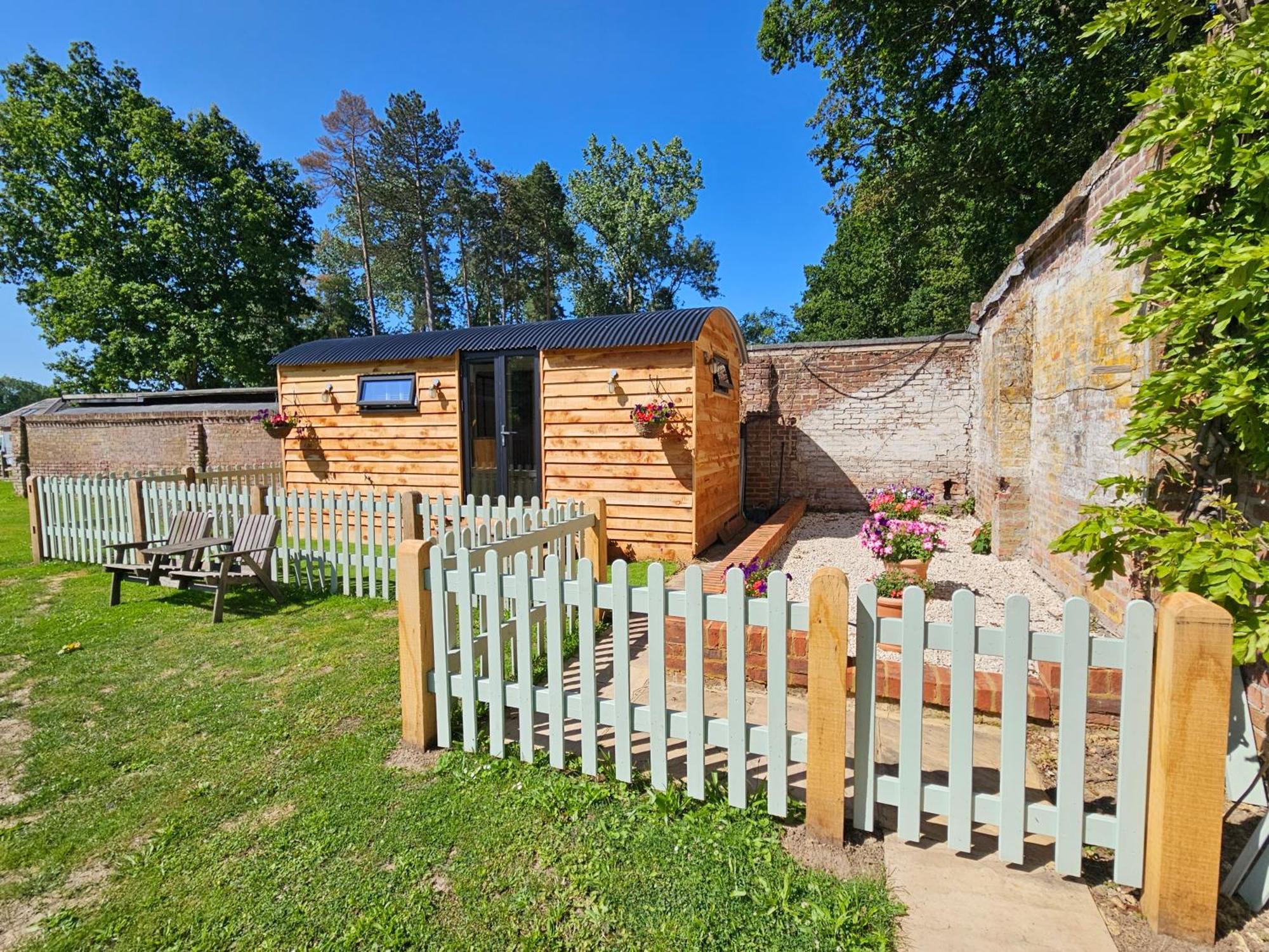 Gatwick Hideaway Hut Hotel Charlwood Kültér fotó